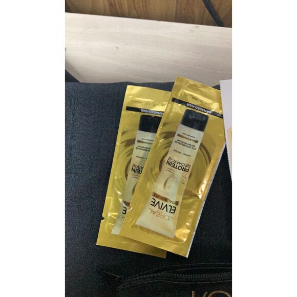 L'Oréal Small Gold And Black Makeup Bag with a sample assortment - Picture 3 of 7